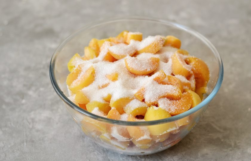 1. Этап. Абрикосовый мед: Добавьте в миску сахар и оставьте на 30 минут, чтобы абрикосы дали сок.