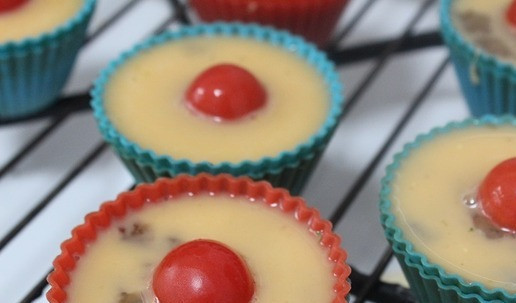 1. Этап. Закусочный кексы Красная шапочка: Яйцо взбить с бульоном, добавить соль. Черри разрезать пополам. В кексики посередине выложить черри и влить яичную массу. 1 яйца с бульоном хватает на 6 кексиков, остальные у меня готовились для бутербродов.