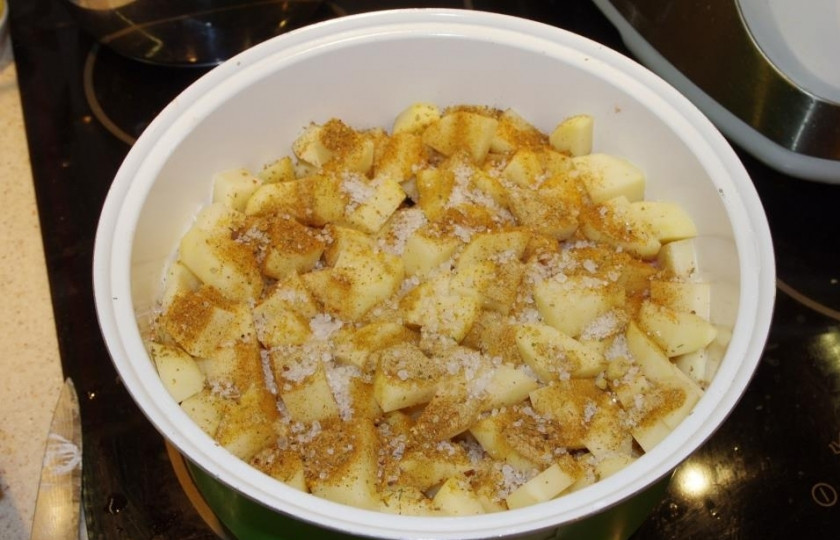 1. Этап. Жаркое со свининой и картошкой в мультиварке: 1. Все просто - нарезаем небольшими кусочками мясо, овощи и грибы моем и чистим, тоже нарезаем небольшими кусочками. Выкладываем в чашу мультиварки. Посыпаем специями.