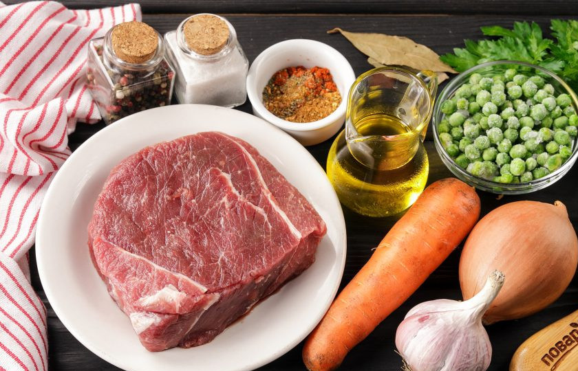 1. Этап. Говядина с зелёным горошком: Подготовьте все ингредиенты по списку.