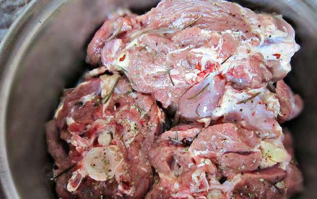 1. Этап. Баранина в рукаве для запекания: 1. Мясо натираем специями (советую майоран и розмарин), солью и перцем. Пусть постоит 2-3 часа. Можно замариновать мясо таким образом на ночь накануне готовки.