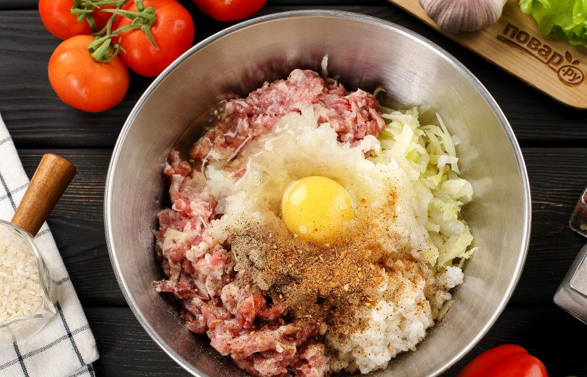 1. Этап. Ленивые голубцы с болгарским перцем: В глубокой миске соедините фарш, капусту, рис, тёртую на крупной тёрке одну луковицу и яйцо. Посолите и добавьте любимые специи.