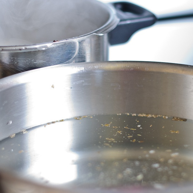 1. Этап. Норин: В большую кастрюлю залить 2 литра воды, 1 литр мясного бульона и добавить 3 столовые ложки соли. После того как вода закипит, держать тепло на средне-низком уровне.