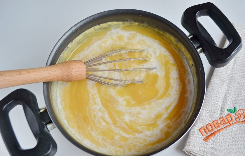 1. Этап. Гороховые блины с луком: 7. Влейте кефир, снова перемешайте гороховую массу.