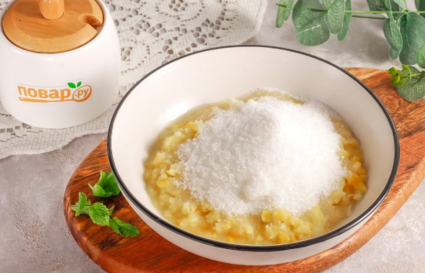 1. Этап. Протертый лимон с сахаром через мясорубку: Всыпьте в лимонную массу частями сахарный песок, размешивая каждую часть.