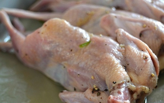 1. Этап. Перепелка в духовке: 9. Выложите на противень, смазанный маслом, и отправьте в разогретую духовку минут на 30-40.