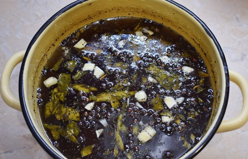 1. Этап. Маринад для копчения сала: Когда маринад закипит, снимите его с огня и остудите. Маринад готов! Замочите в нем мясо или сало на 2-3 суток. Затем мясо промойте и подвесьте на сутки, чтобы оно просохло. И останется его лишь скоптить в коптильне.