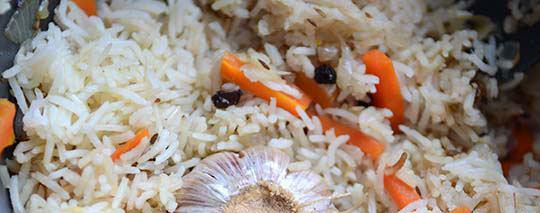 1. Этап. Плов без мяса в мультиварке: Через 10 минут втыкаем надрезанную головку чеснока в плов. Готовим до звукового сигнала, крышка закрыта.