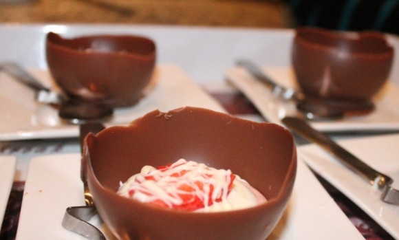 1. Этап. Шоколадные корзинки: 4. Наполните корзиночки взбитыми сливками, клубничным муссом или любым любимым кремом. Охладите в холодильнике и наслаждайтесь!