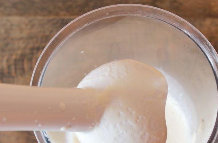 1. Этап. Голень куриная в духовке: Влейте в чашу блендера сливки и майонез. Взбейте все до однородности погружным блендером.