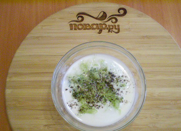 1. Этап. Кефир с огурцом: Добавляем соль и перец.