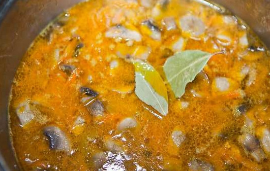 1. Этап. Суп грибной с шампиньонами: 9. Доведите супчик до кипения. Добавьте при необходимости еще соли, а для аромата — лавровый лист. Варите еще буквально пару минут.