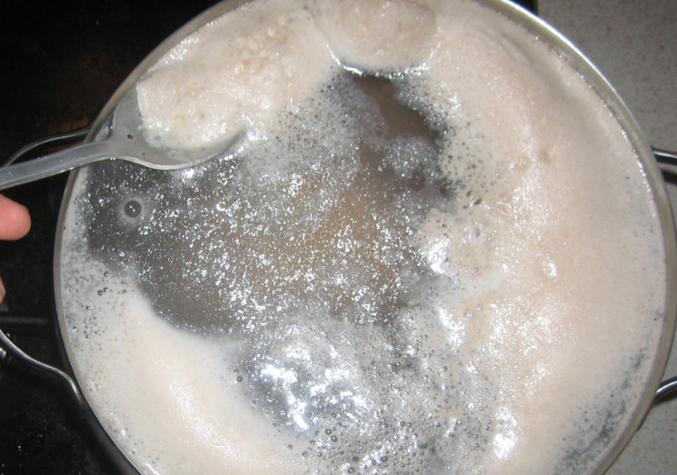 1. Этап. Щи с говядиной: Как только вода закипит, нам необходимо снять с ее поверхности пену, уменьшить огонь и добавить в воду столовую ложку соли. Теперь варим говядину в течение 40-50 минут, а за 10-15 минут до готовности мяса добавляем в воду лавровый лист. Если у вас говядина за это время не стала мягкой, то продолжаем варить мясо дальше. Как только мясо будет готово, его необходимо извлечь из бульона, отделить мясо от кости и нарезать его на кусочки. Бульон процеживаем и возвращаем в кастрюлю вместе с мясом.