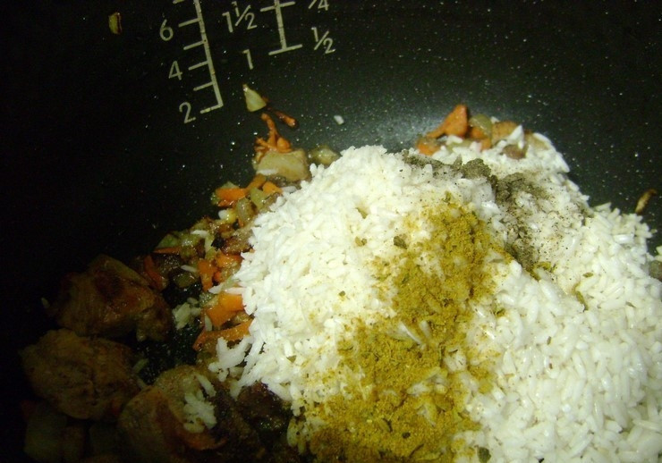 1. Этап. Печень со свининой: Промойте рис, добавьте его в чашу мультиварки. Всыпьте все приправы и влейте воду.