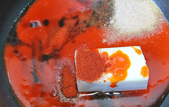 1. Этап. Острые крылья: 4. Пока запекаем крылья, приготовим соус: в сотейник добавляем соус чили, кусочек масла, уксус, вустерширский соус, кайенский перец, чесночный порошок, табаско, отправляем все на огонь и доводим до кипения.