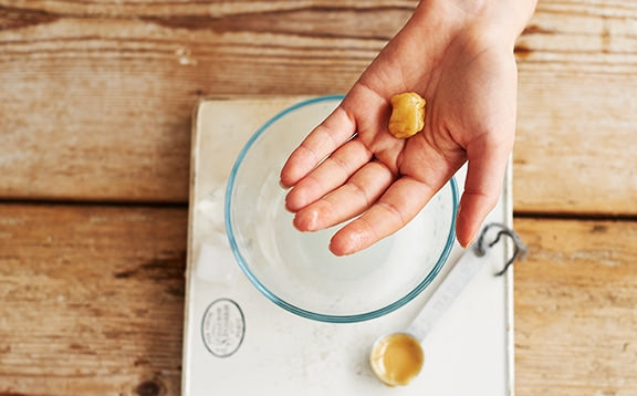 1. Этап. Фадж: 4. Проверьте карамель в холодной воде, она должна схватиться и иметь упругий вид.