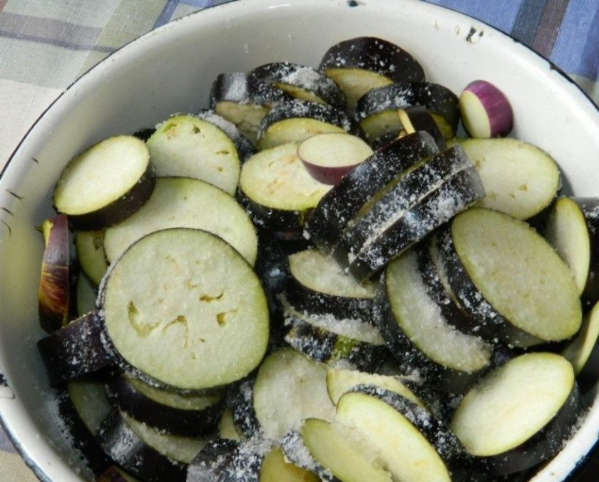 1. Этап. Баклажаны в томатах на зиму: Нарежьте баклажаны кружочками, посолите и оставьте на некоторое время. Это необходимо для того, чтобы ушла горечь.