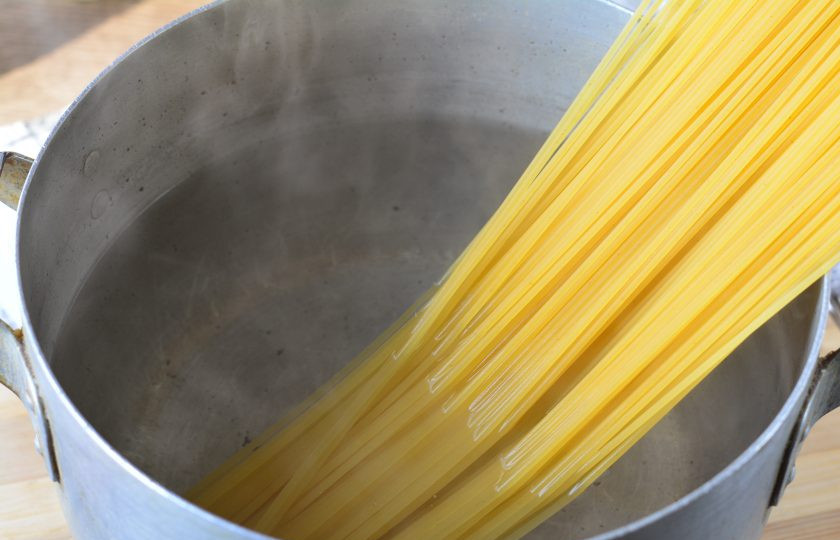 1. Этап. Паста с кабачковой икрой: Вскипятите полкастрюли воды, подсолите, выложите спагетти.