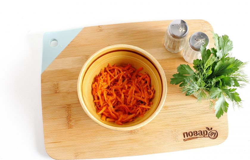 1. Этап. Рулетики из кабачков с морковью и сыром: Морковь натрите на терке и потушите до мягкости.