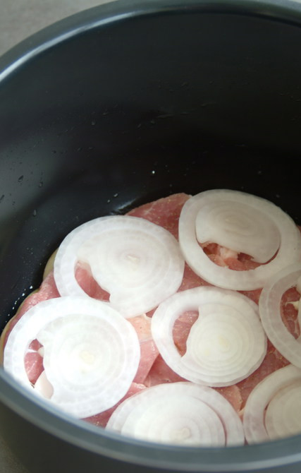 1. Этап. Аджапсандали в мультиварке: Следующий слой - тонко нарезанные кольца лука.