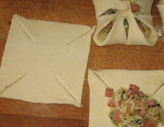 1. Этап. Хачапури с ветчиной и сыром: Тесто раскатываем, режем на квадратики, делаем прорези (открытые хачапури получаться). Выкладываем начинку.