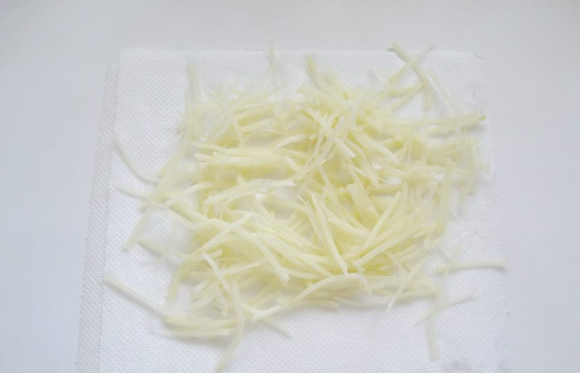 1. Этап. Салат с картофелем пай: Выложите картофель на бумажное полотенце, так он не потемнеет. Хорошо просушите.