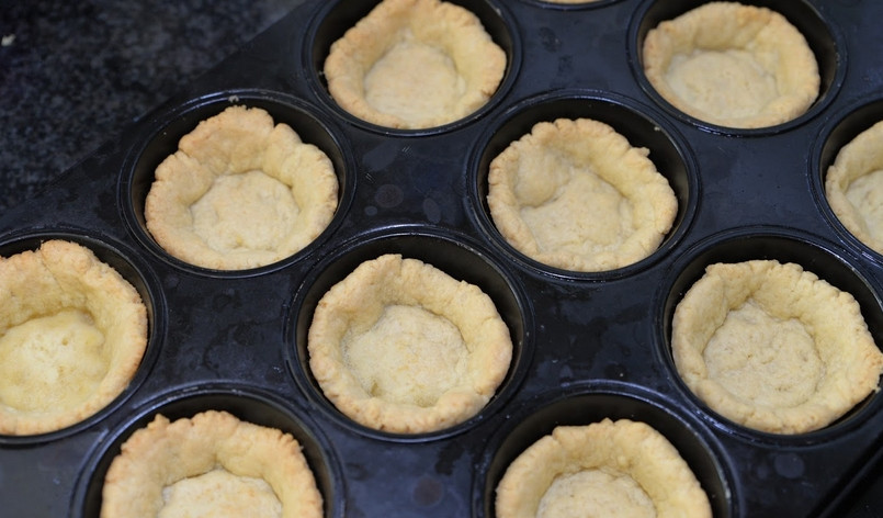 1. Этап. Тарталетки в духовке с начинкой: Затем сразу же запекаем в духовке 15 минут при температуре 190 градусов.