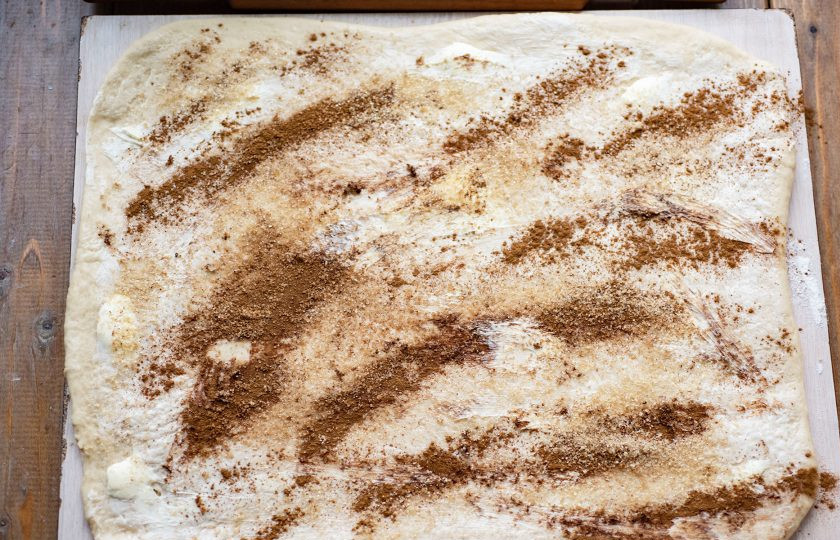 1. Этап. Булочки с яблоком и корицей из дрожжевого теста: Поверх равномерно присыпьте молотой корицей и коричневым сахаром.