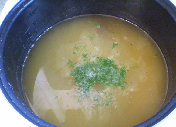 1. Этап. Гороховый суп в мультиварке: 8. В самом конце варки кладем укроп, выключаем мультиварку. Суп готов. Приятного!