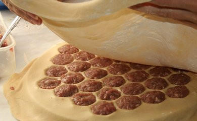 1. Этап. Пельмени из говядины: В ячейки выложите фарш и накройте тестом.