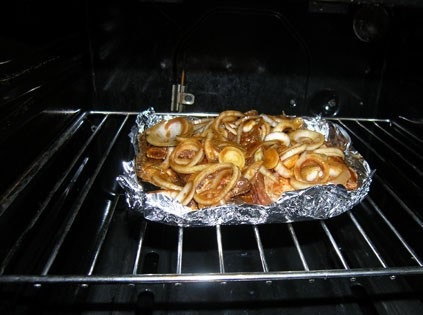 1. Этап. Ребрышки в духовке: 5. Ребрышки в духовке в домашних условиях лучше всего делать не форме для запекания, а на решетке. Тут есть один нюанс - сок с мяса будет обильно стекать и брызгать по стенке духовке. Чтобы духовка осталась чистая можно поставить форму под низ и выложить ребра на решетку или положить их на фольгу. Во втором варианте ребра получатся более мягкими, а в первом - запеченными. При 180-190 градусах жарить ребра до готовности. Подавать к столу их можно как самостоятельное блюдо или с гарниром.