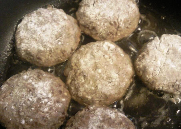 1. Этап. Биточки в томатном соусе: Из полученного фарша делаем небольшие биточки, обваливаем их в манке и обжариваем на сковороде в растительном масле до образования румяной золотистой корочки.