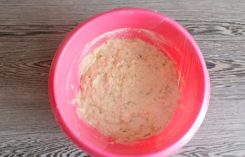 1. Этап. Хлеб с сельдереем: Тесто тщательно перемешайте ложкой. Оно получится густым, вязким. Чашу затяните плёнкой. Уберите в тёплое, без сквозняков место на 1 час.