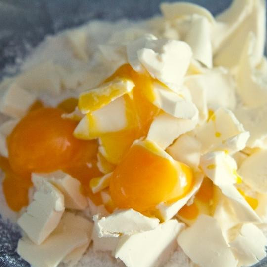 1. Этап. Венесуэльский банановый торт: Начинаем с теста. Смешиваем муку, сахар, соль, 100 граммов сливочного масла и желтки. Замешиваем из этого мягкое эластичное тесто.