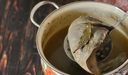 1. Этап. Блинчики, фаршированные лёгким и кукурузной полентой: Отварите лёгкое. У меня лёгкое баранье, но вы можете использовать традиционно говяжье лёгкое. Для отваривания лёгкого залейте его водой и поставьте на плиту. Доведите до кипения и снизьте нагрев. Снимите всю пену, добавьте в воду немного соли и пару лавровых листочков. Варите примерно 1 час. После чего остудите лёгкое в бульоне.