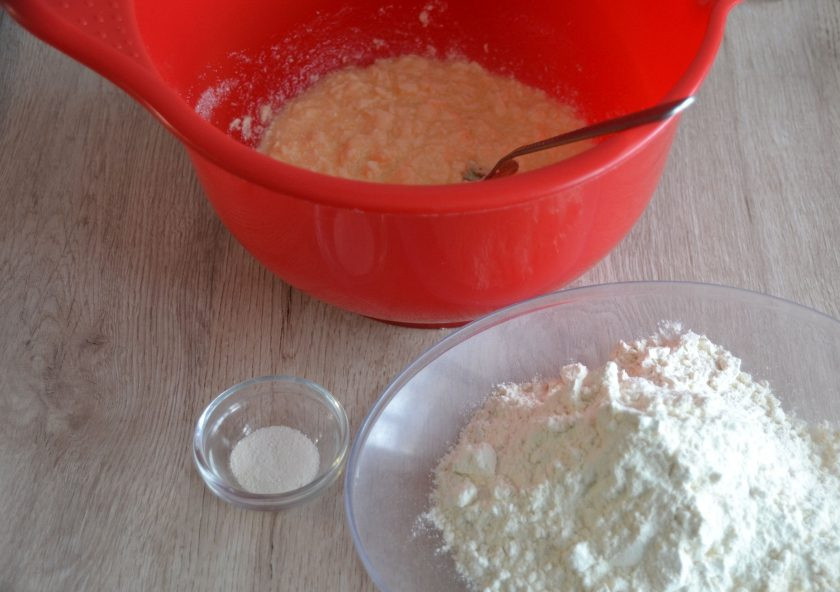 1. Этап. Маковый пирог со сметанной заливкой: Добавьте к сахарно-масляной смеси муку и разрыхлитель.