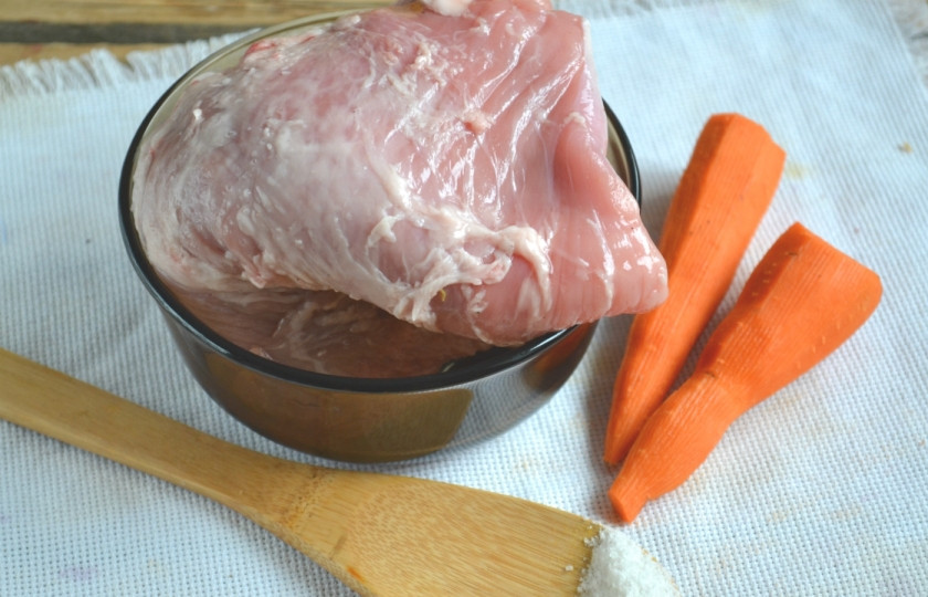 1. Этап. Новогодний рулет из свинины: Подготовьте все необходимые ингредиенты. Я сразу покупаю плоский кусок свиной грудинки, который хорошо сворачивается в рулет.