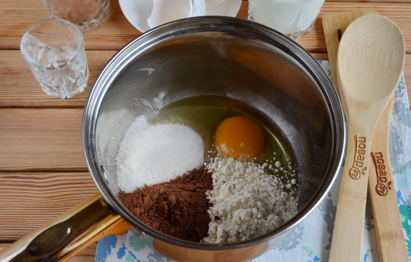 1. Этап. Быстрый шоколадный торт: Теперь займемся кремом. Соедините в сотейнике яйцо, стакан сахара, 3 ст.л муки и 3 ст.л какао порошка.