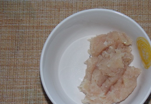 1. Этап. Фаршированные шампиньоны с фаршем и сыром: Куриный фарш выложить в глубокую тарелку.