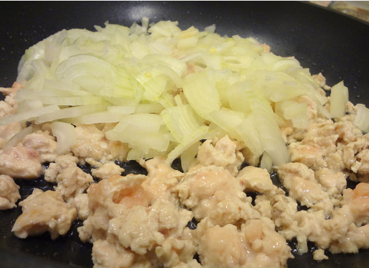 1. Этап. Гуляш из фарша: 1. На растительном масле обжарим фарш. Когда станет румяным, добавляем лук и обжарим до золотистости на сильном огне.