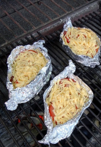 1. Этап. Индейка под шубой на гриле: В гриле нажечь угли, жар должен быть умеренным, много угля не надо. На решетку установить 