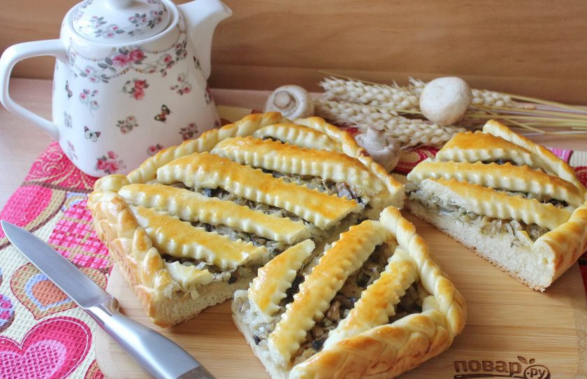 1. Этап. Пирог с капустой и грибами: Готовый пирог достаньте из формы, нарежьте и подавайте к столу.