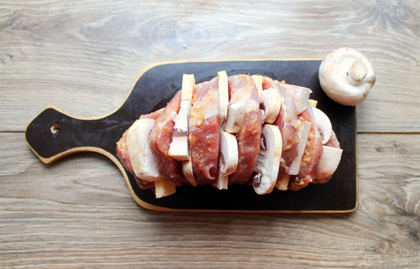 1. Этап. Мясная гармошка с сыром и грибами: Шампиньоны нарежьте толстыми дольками и вложите в мясо рядом и поверх сыра.