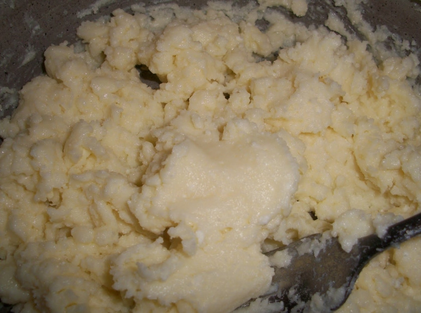 1. Этап. Сыр плавленый в мультиварке: Хорошо перемешиваем.