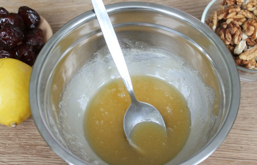 1. Этап. Шоколадные батончики: Периодически помешиваем, пока масло и пудра не растворятся.