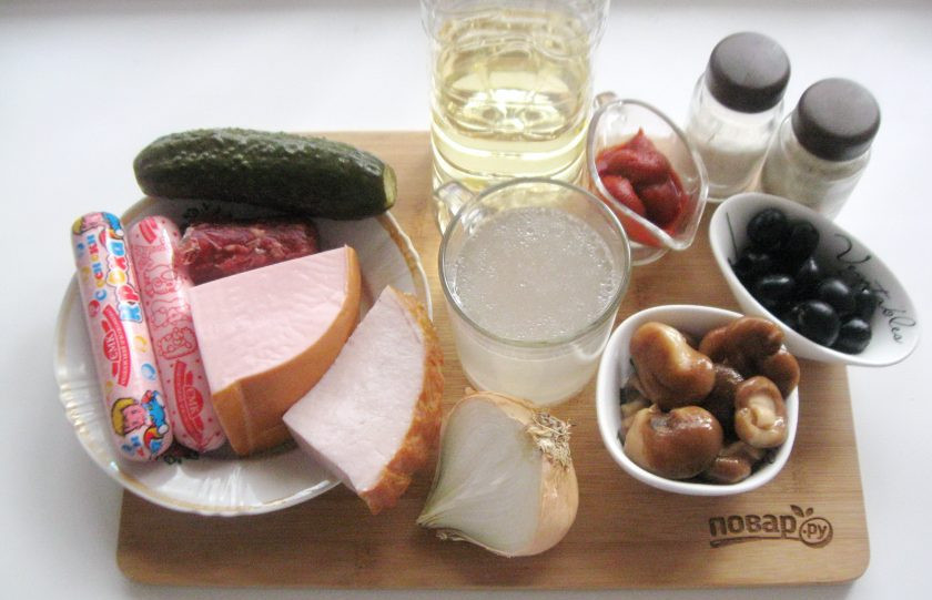 1. Этап. Солянка с солеными грибами: Подготовьте ингредиенты для приготовления солянки.