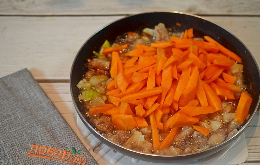 1. Этап. Оши палов: 9. Добавьте морковь и зиру. Хорошо все обжарьте до мягкости моркови.