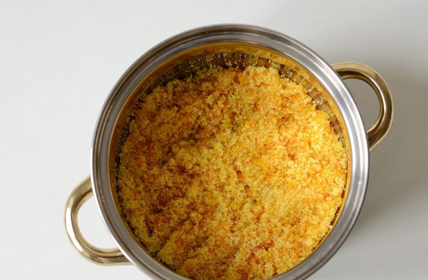 1. Этап. Апельсиновый джем с имбирем: В кастрюлю добавьте сахар и цедру. Перетрите, чтобы сахар стал ароматнее.