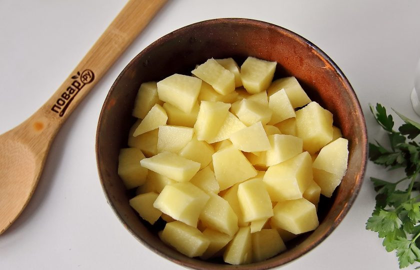 1. Этап. Борщ для детей: После того, как капуста закипит, добавьте нарезанный кубиками картофель.