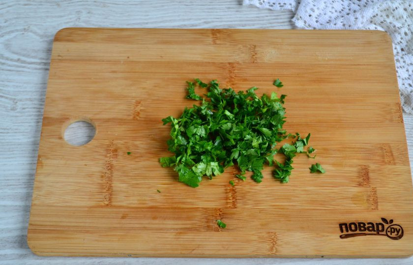1. Этап. Овощная заправка на зиму: Зелень мелко порубите.